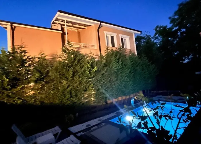 Mansion With Private Pool In Apartment