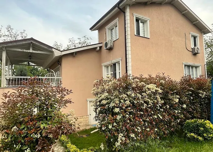 Mansion With Private Pool In Apartment