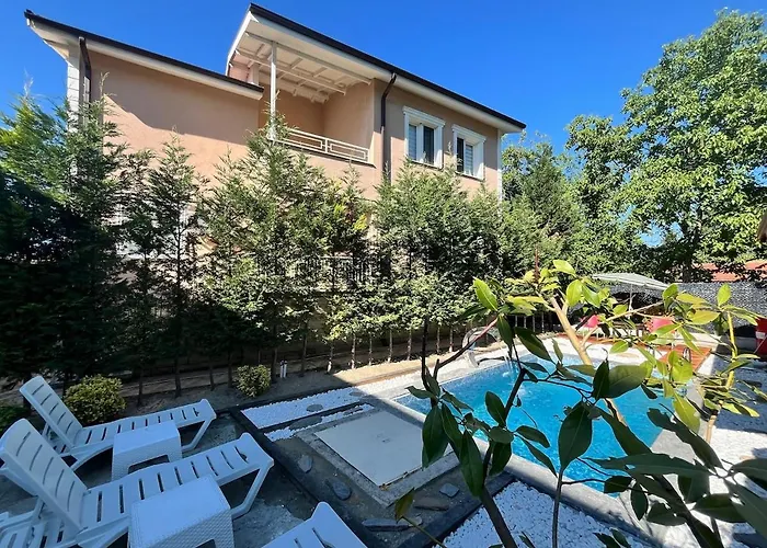 Mansion With Private Pool In Apartment