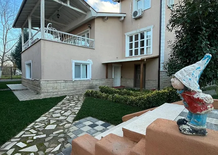 Mansion With Private Pool In Apartment